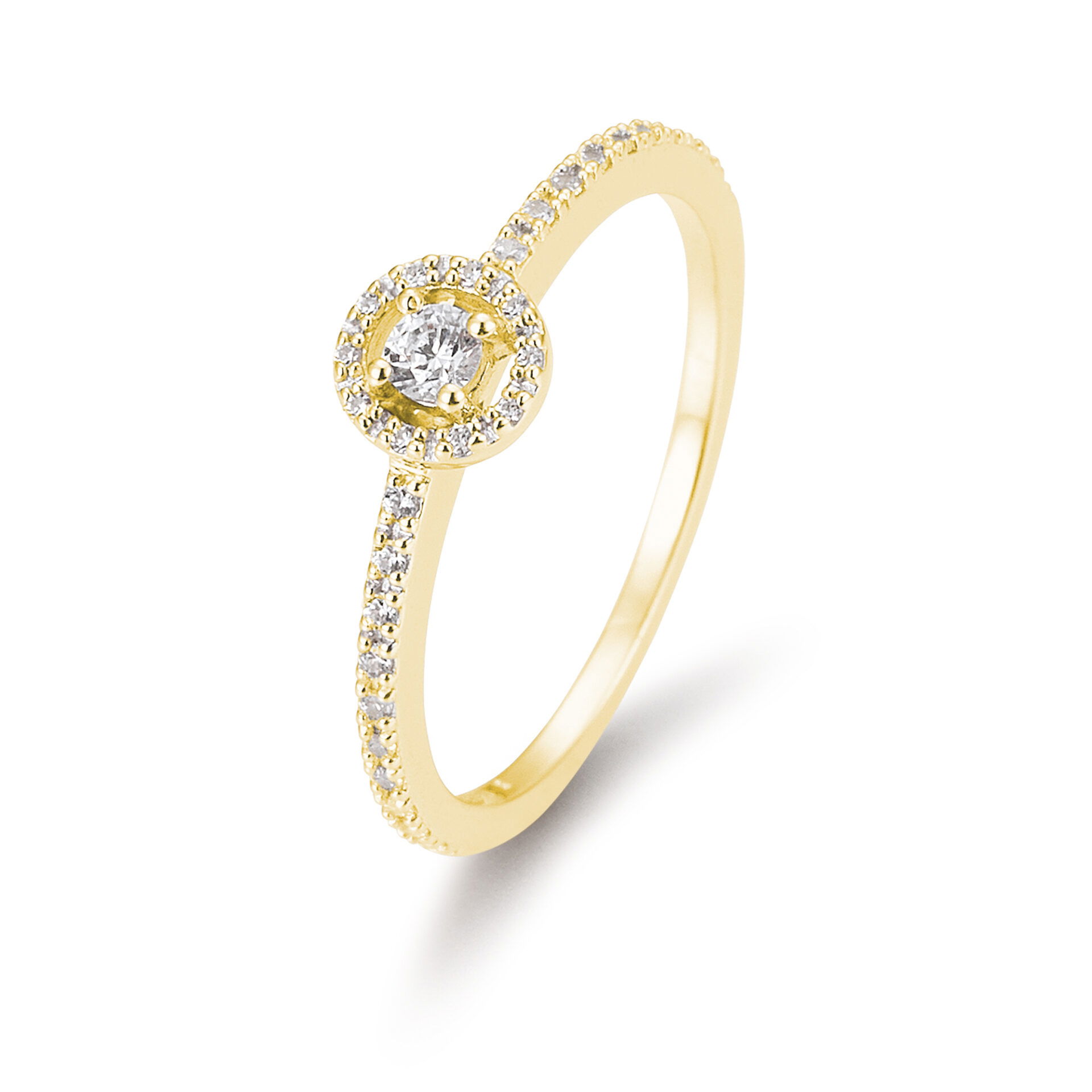Ein Gelbgold-Verlobungsring mit einem funkelnden Hauptdiamanten, der von einer kreisförmigen Diamantfassung umgeben ist. Das Band des Rings ist ebenfalls mit einer Reihe kleiner Diamanten verziert.