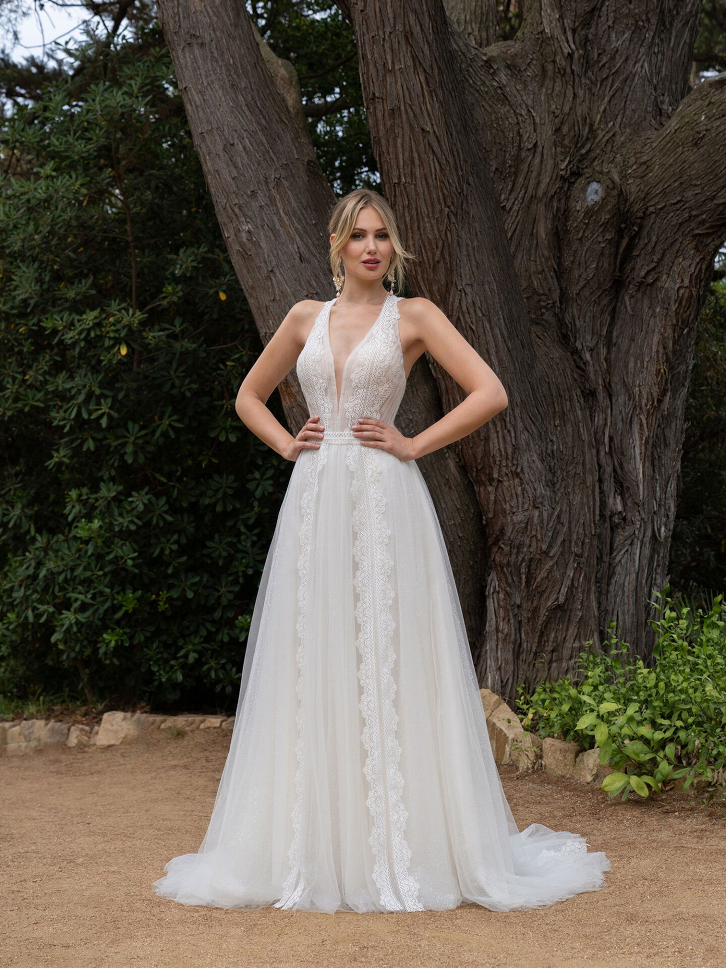 Braut im Hochzeitskleid im Wald