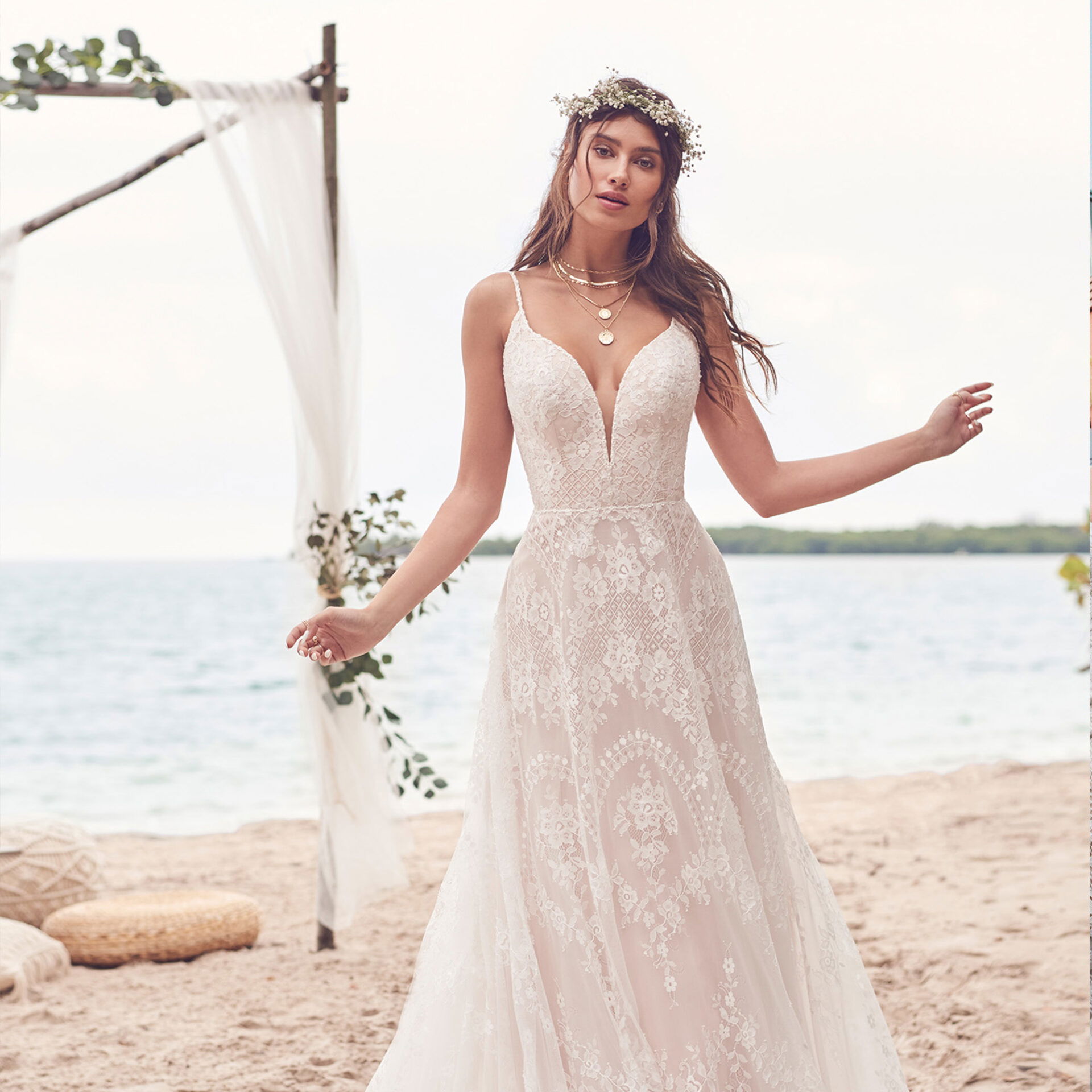 Braut im Hochzeitskleid aus Spitze am Strand