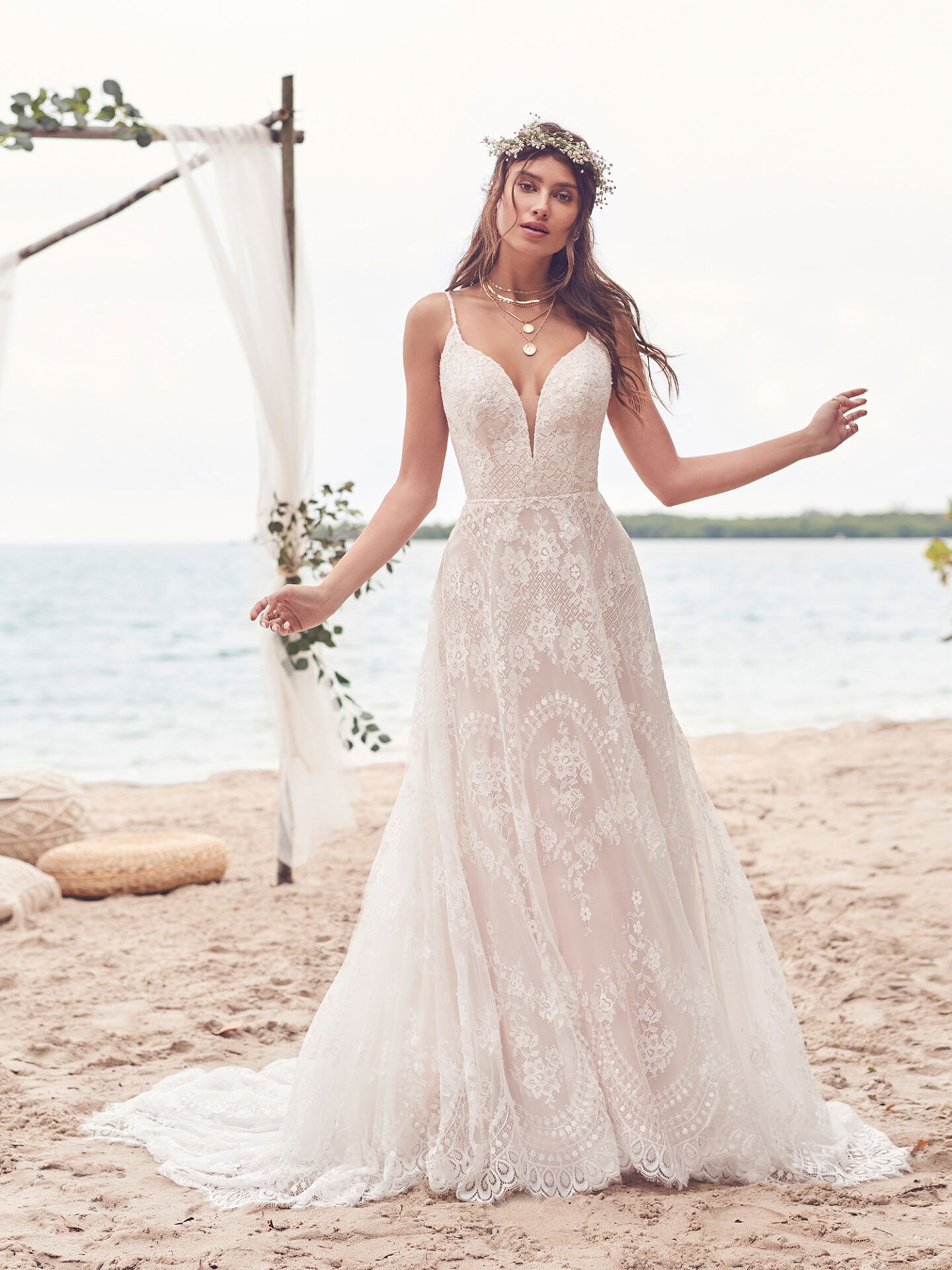 Braut im Hochzeitskleid aus Spitze am Strand