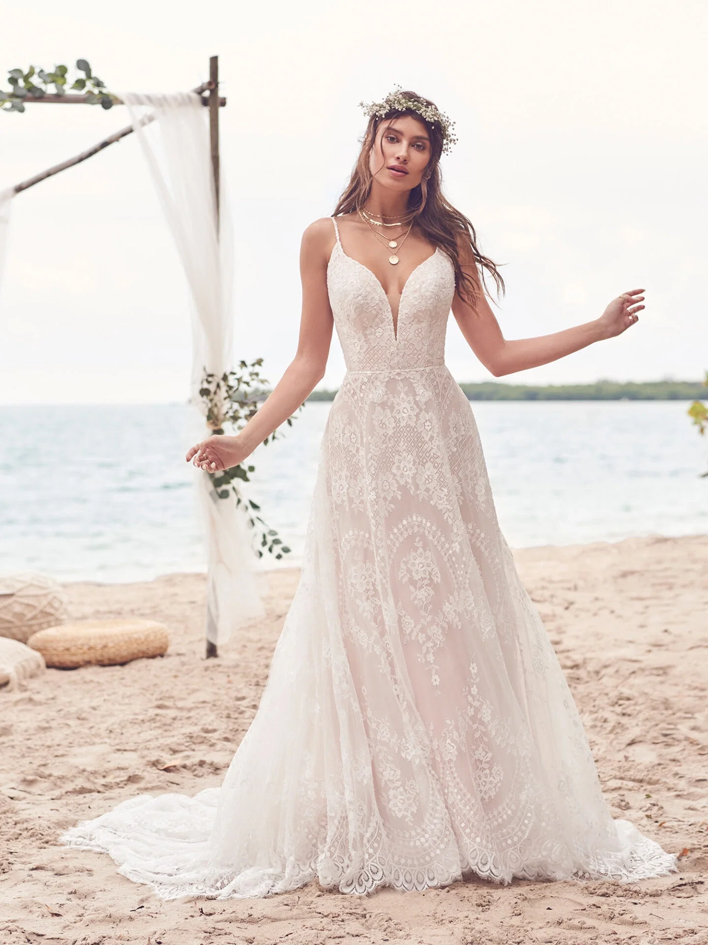 Braut im Hochzeitskleid aus Spitze am Strand