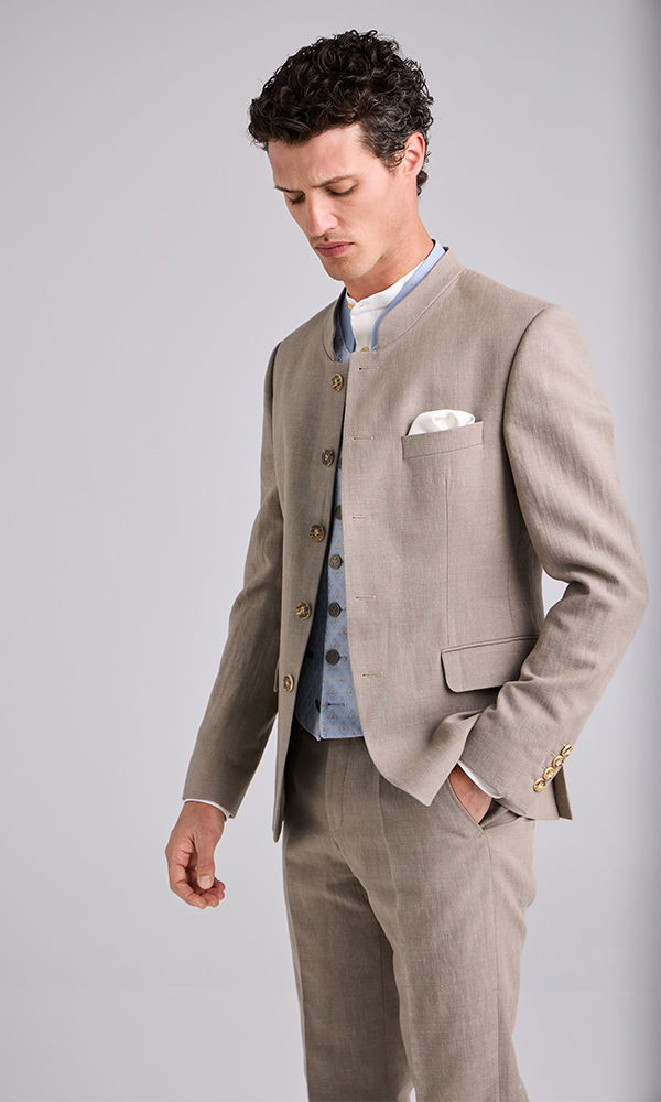 Klassischer Herrenanzug mit traditionellen Elementen und edlen Details.