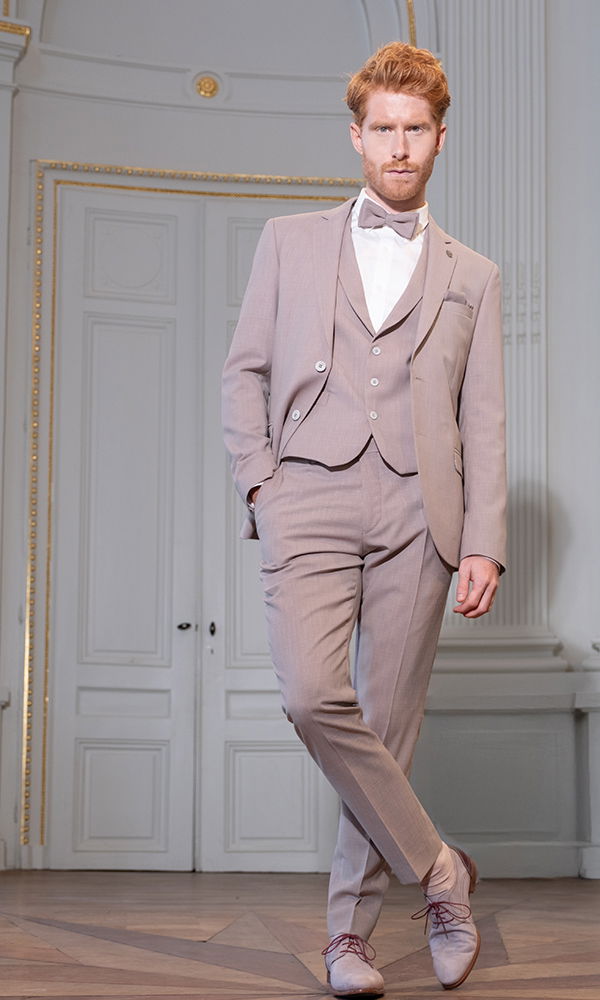 Zeitloser Hochzeitsstil mit einem Anzug in edlem Grau.