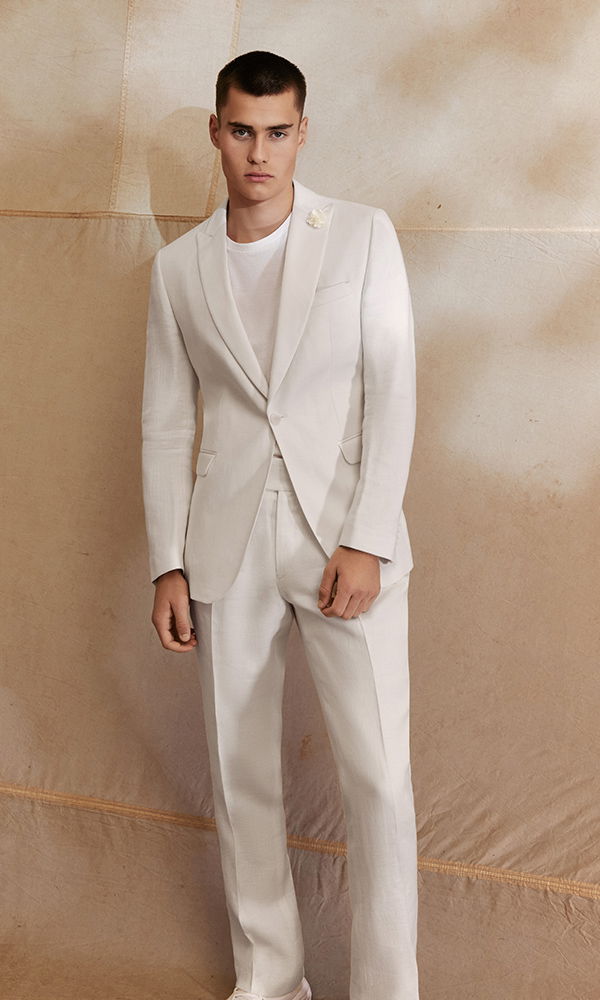 Elegantes Herrenoutfit für eine moderne Hochzeit in edlem Weiß.