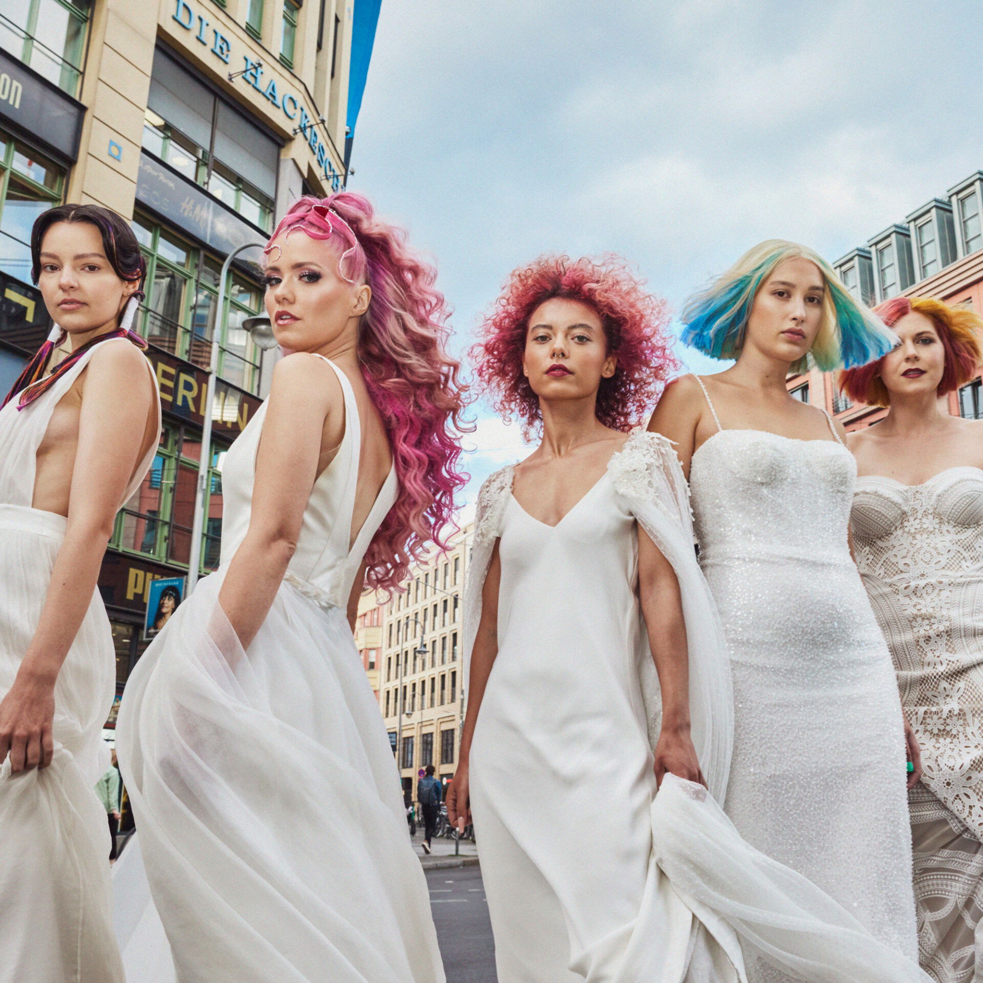 Bräute mit bunt geärbten Haaren in Hochzeitskleidern