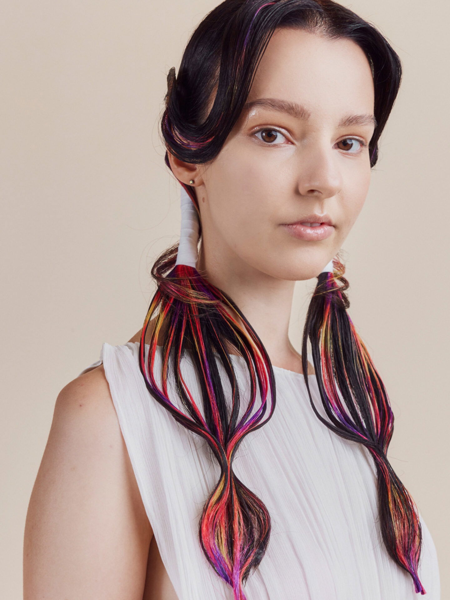 Braut im Hochzeitskleid mit bunt gefärbten Haaren