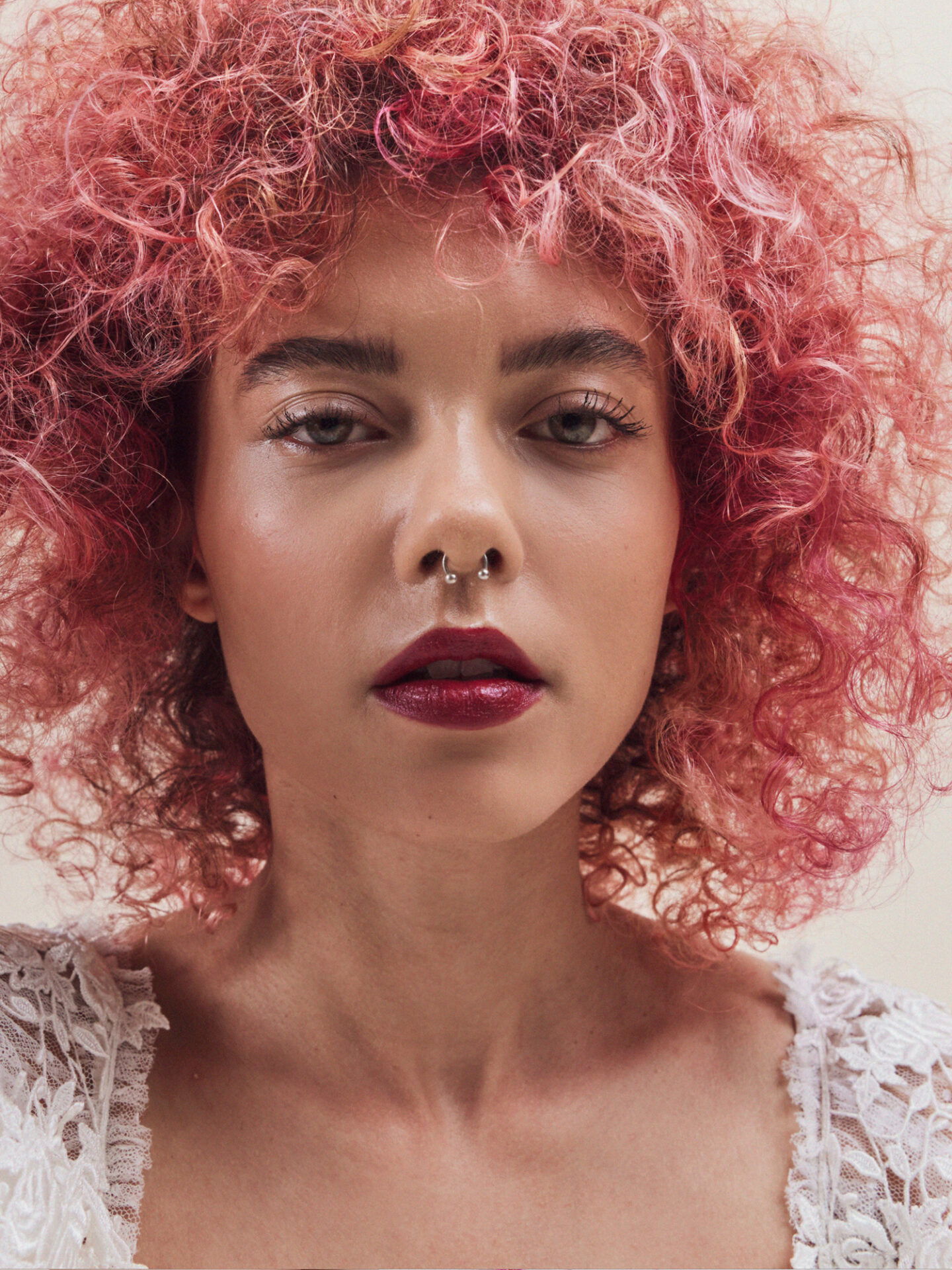 Braut im Hochzeitskleid mit rot gefärbten Haaren