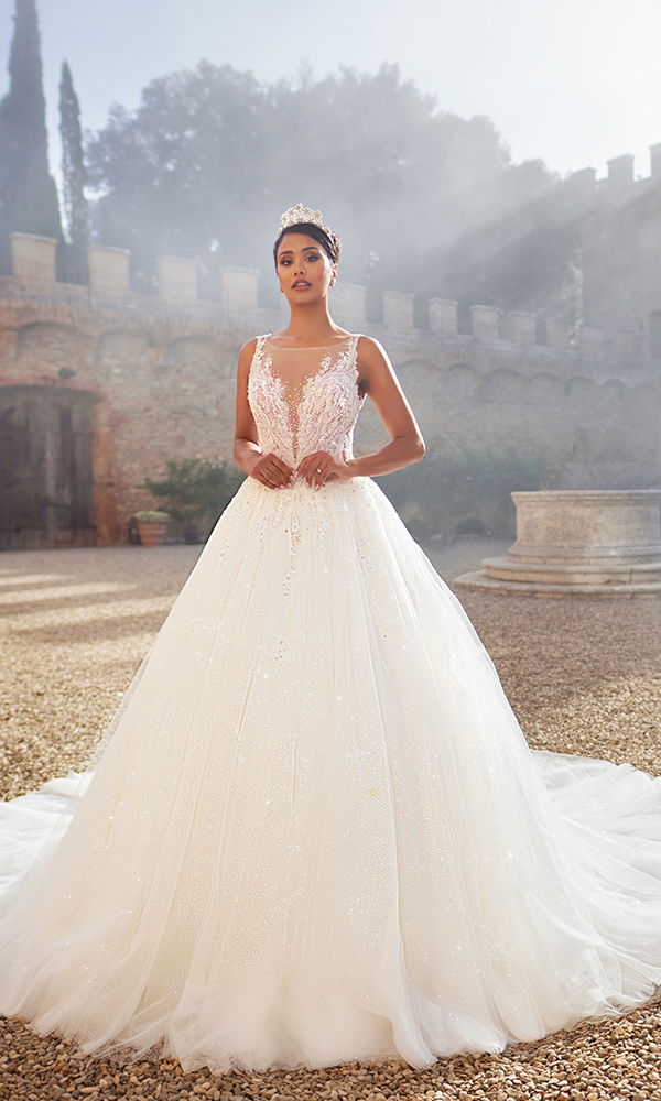 Romantisches Hochzeitskleid mit tiefem Ausschnitt und schimmernden Akzenten, perfekt für eine glamouröse Zeremonie.