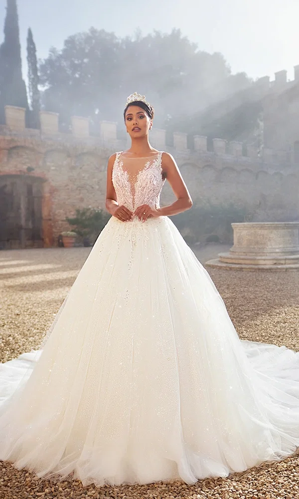 Romantisches Hochzeitskleid mit tiefem Ausschnitt und schimmernden Akzenten, perfekt für eine glamouröse Zeremonie.