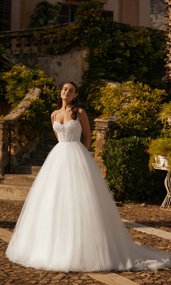 Minimalistisches Brautkleid mit femininer Silhouette und luxuriösen Stoffen, ideal für moderne Bräute.