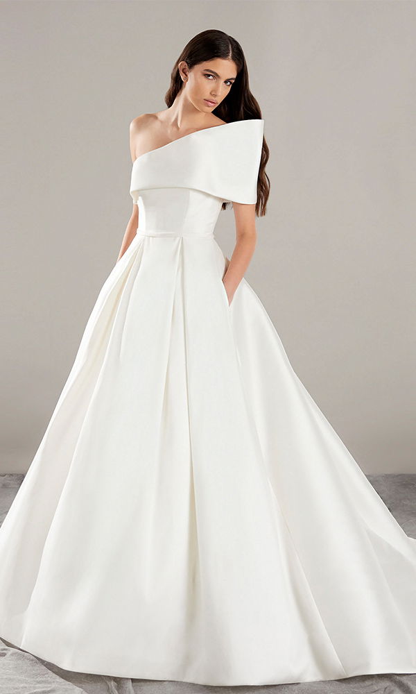 Prinzessinnen-inspiriertes Kleid mit minimalistischen Details und luxuriösem Stoff.