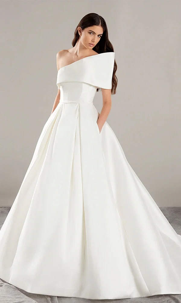 Prinzessinnen-inspiriertes Kleid mit minimalistischen Details und luxuriösem Stoff.