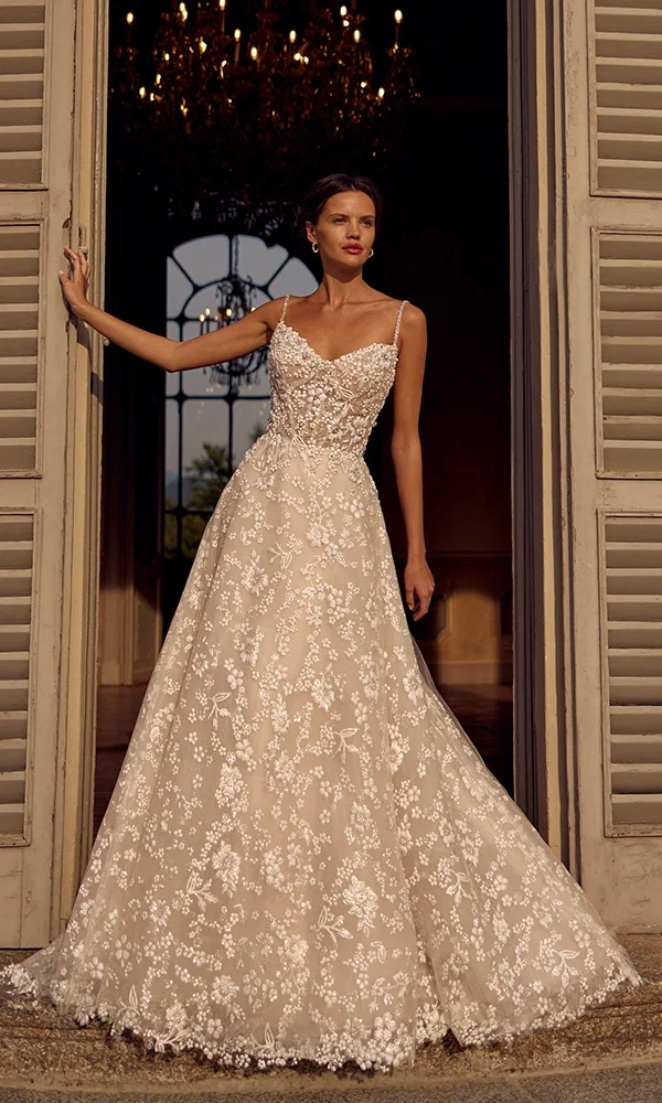 Wunderschönes Kleid mit filigranen Trägern und floraler Spitze, perfekt für eine romantische Feier.