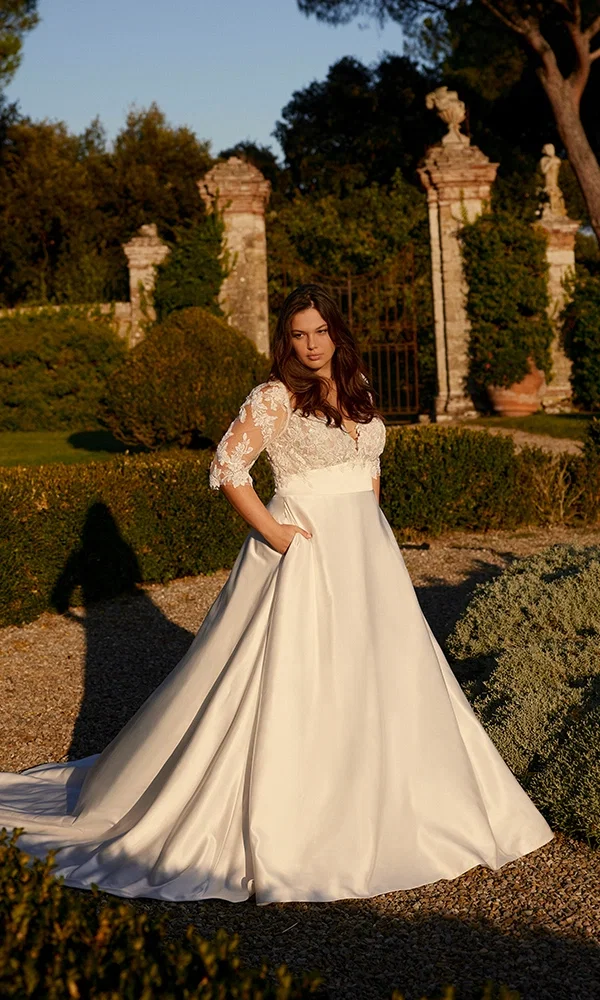 Schlichtes A-Linien-Kleid mit romantischen Spitzendetails und praktischen Taschen für einen modernen Touch.