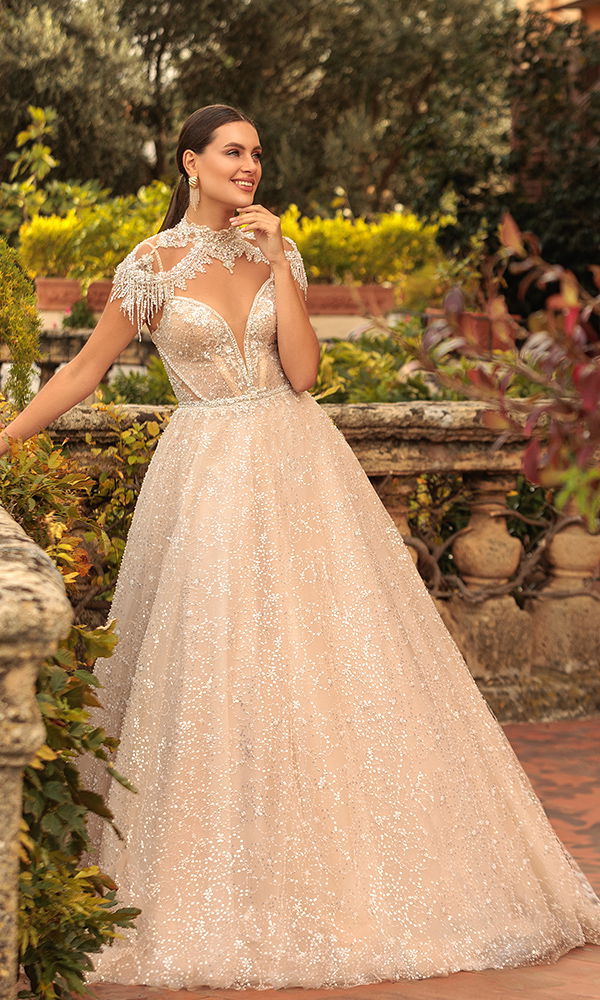 Glitzerndes Prinzessinnenkleid mit glamourösen Details und einer eleganten Silhouette.