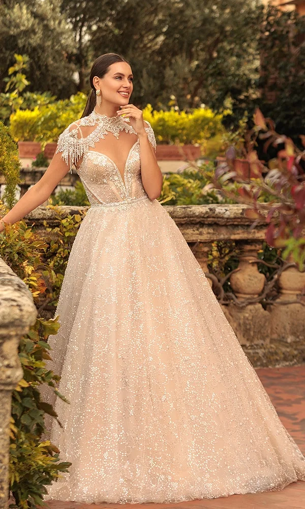 Glitzerndes Prinzessinnenkleid mit glamourösen Details und einer eleganten Silhouette.