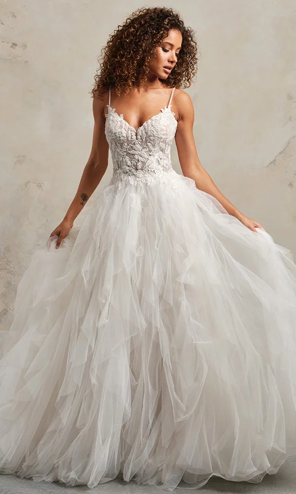 Feminines Brautkleid mit floralen Details und weicher A-Linien-Silhouette, für eine unvergessliche Zeremonie.