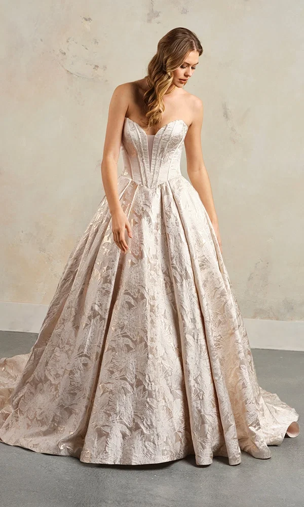 Opulentes Ballkleid mit aufwendigen Spitzenverzierungen und einem eleganten Schlitzelement.