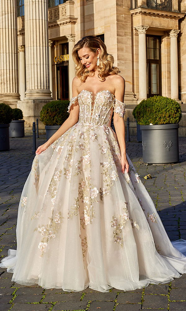 Zeitlos elegantes Brautkleid mit glamourösen Details und schimmerndem Stoff.