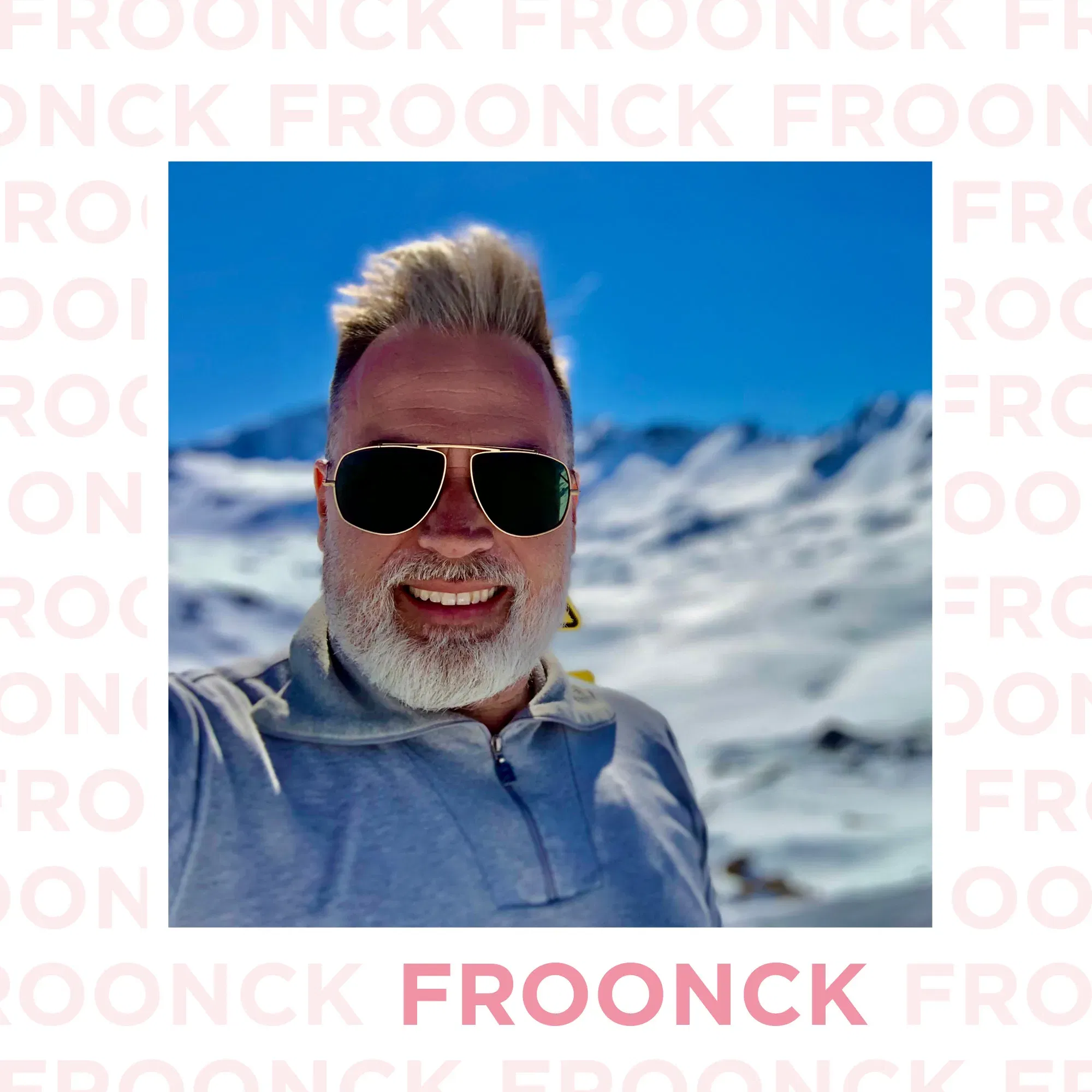 Froonck posiert mit Sonnenbrille vor einer weiten, verschneiten Winterlandschaft, während er bei sonnigem Wetter in die Kamera lächelt.