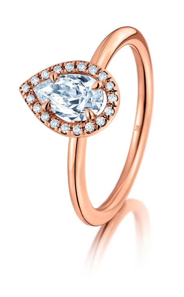Solitär-Ring in Rotgold von Meister. Ein Diamant in Tropfen-Form akzentuiert das Schmuckstück.