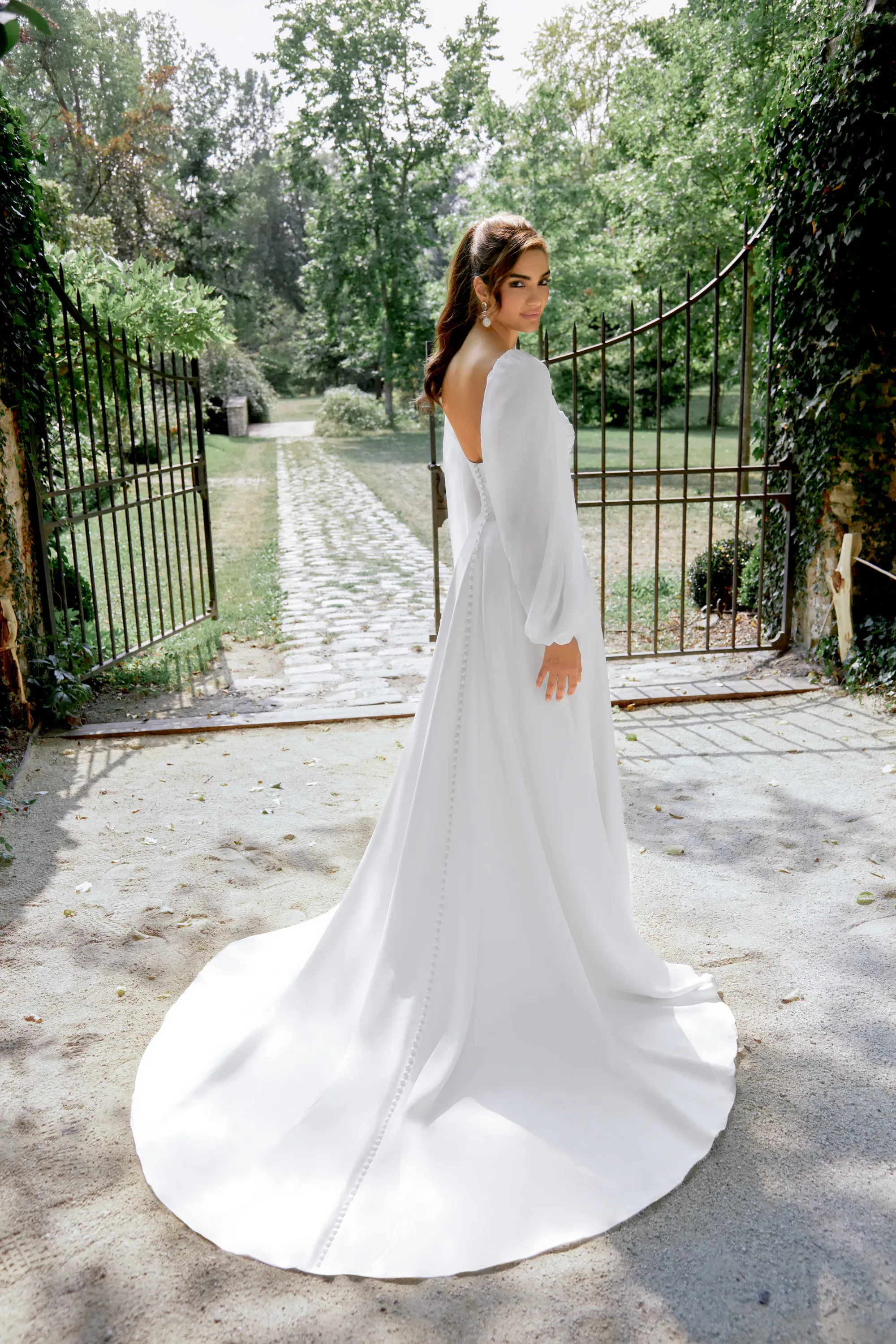 Schlichter Rückenausschnitt und Knopfleiste – A-Linie mit Chiffonärmeln