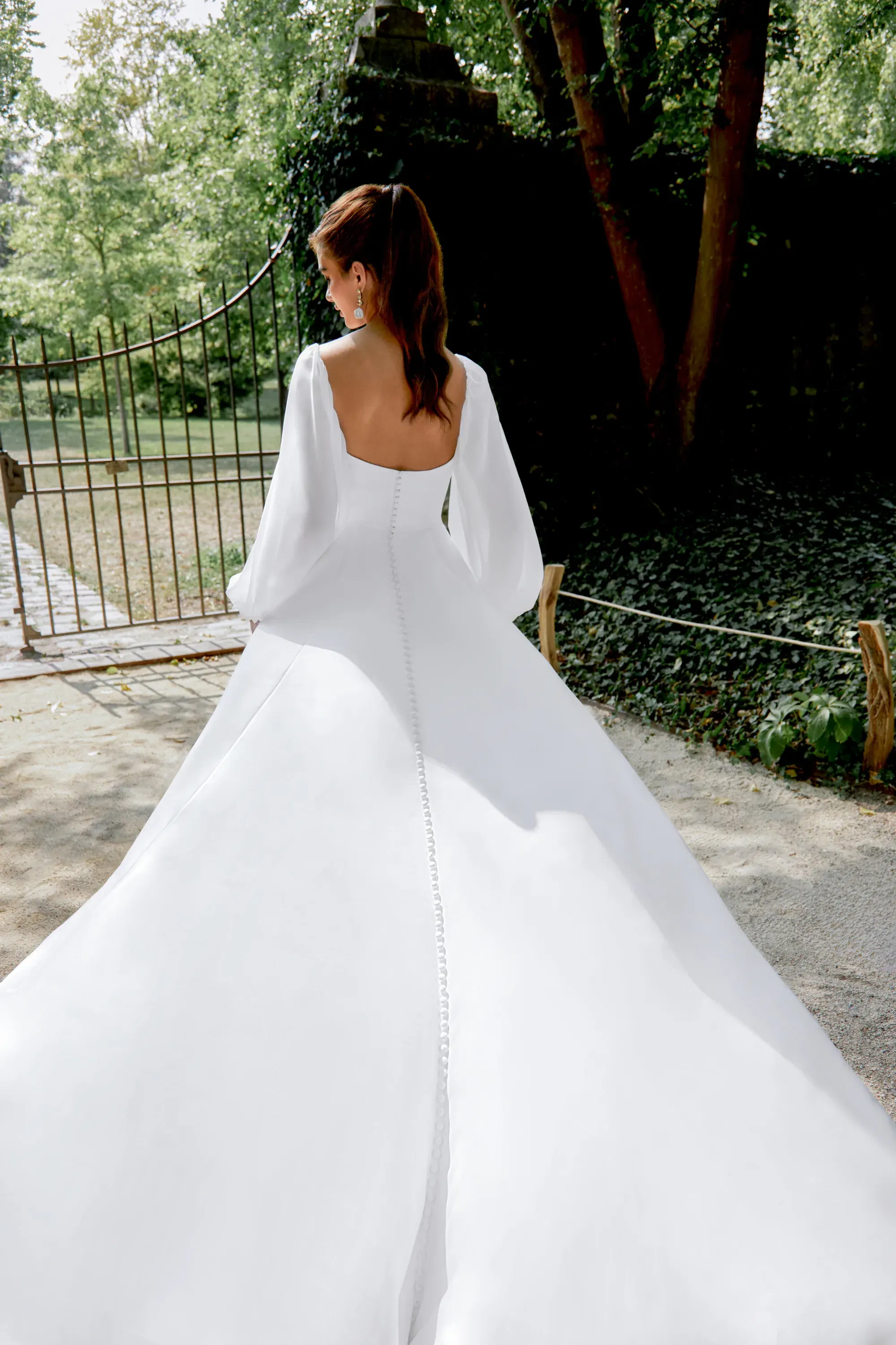 Traumhafte Schleppe mit Knopfleiste und weichem Fall