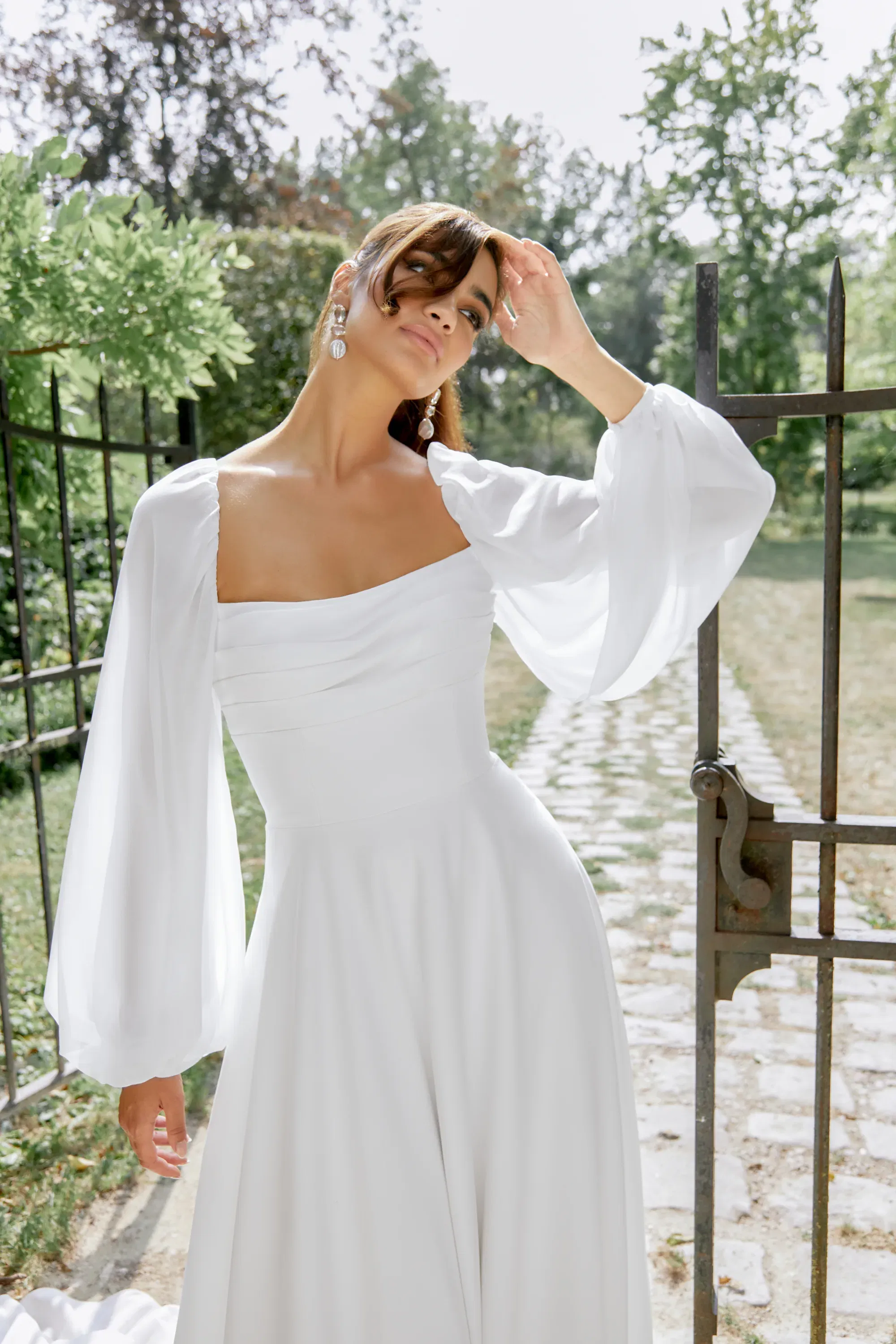 Braut in elegantem A-Linien-Kleid mit langen Chiffonärmeln und gerafftem eckigen Ausschnitt