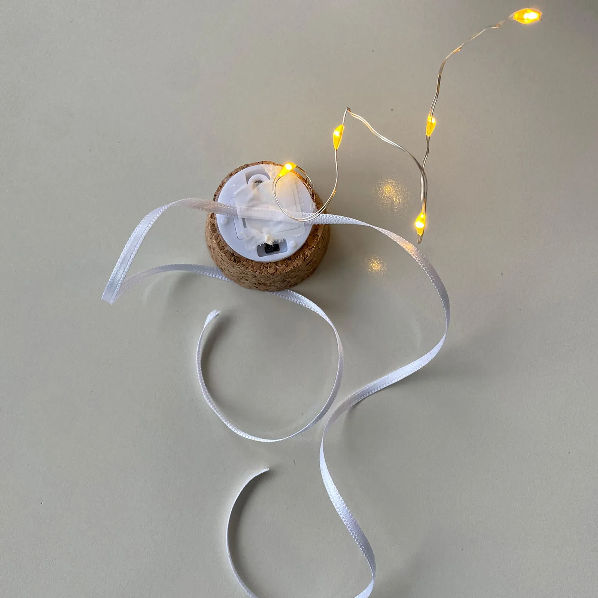 Korken mit Ringband und Lichterkette