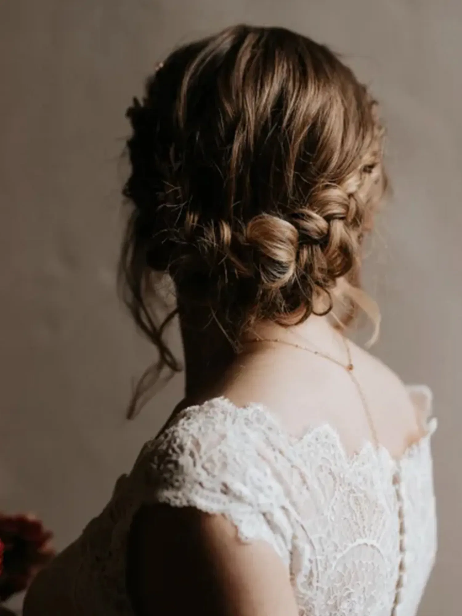 Braut mit Flechtfrisur