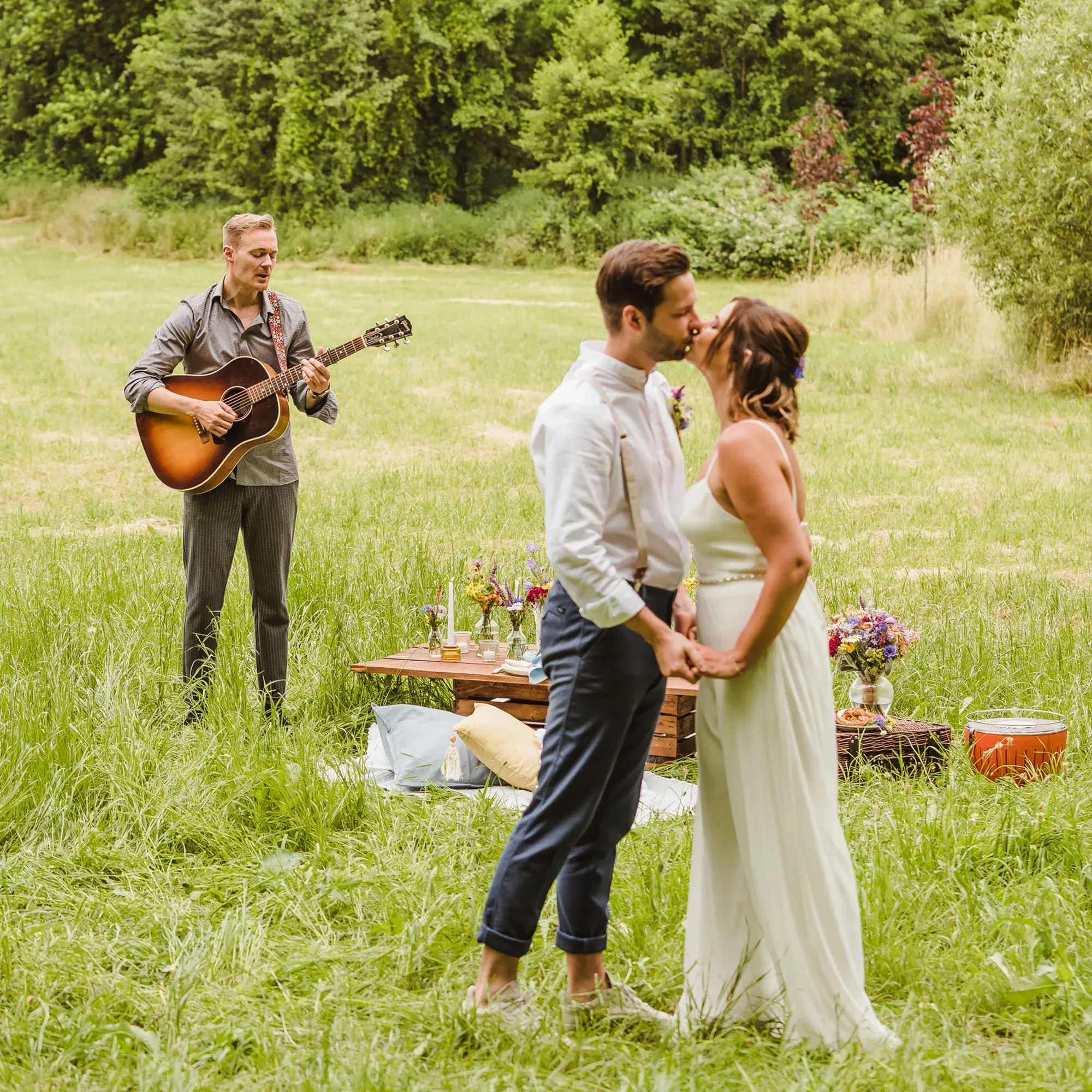 freie Trauung - Outdoor Hochzeit - Hochzeitspaar - Gitarrist