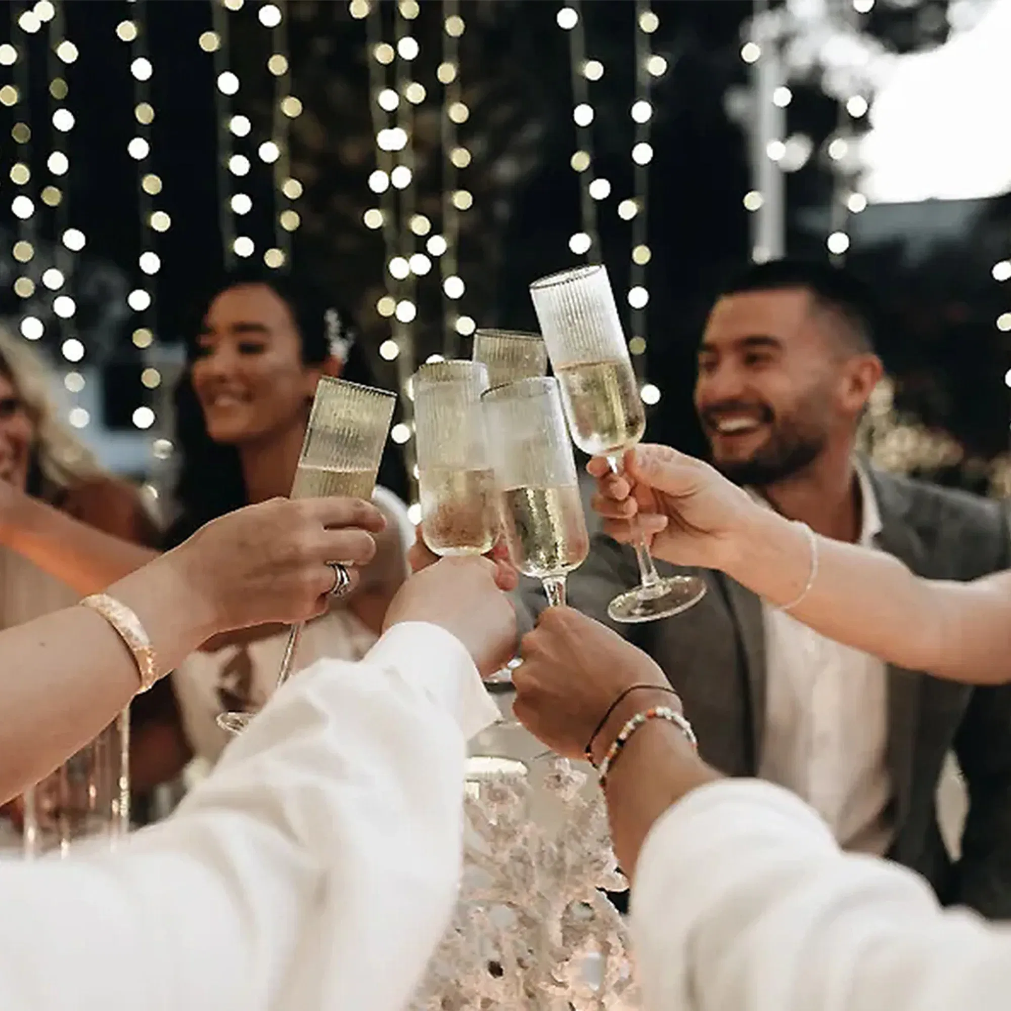 Hochzeitsgäste beim anstoßen