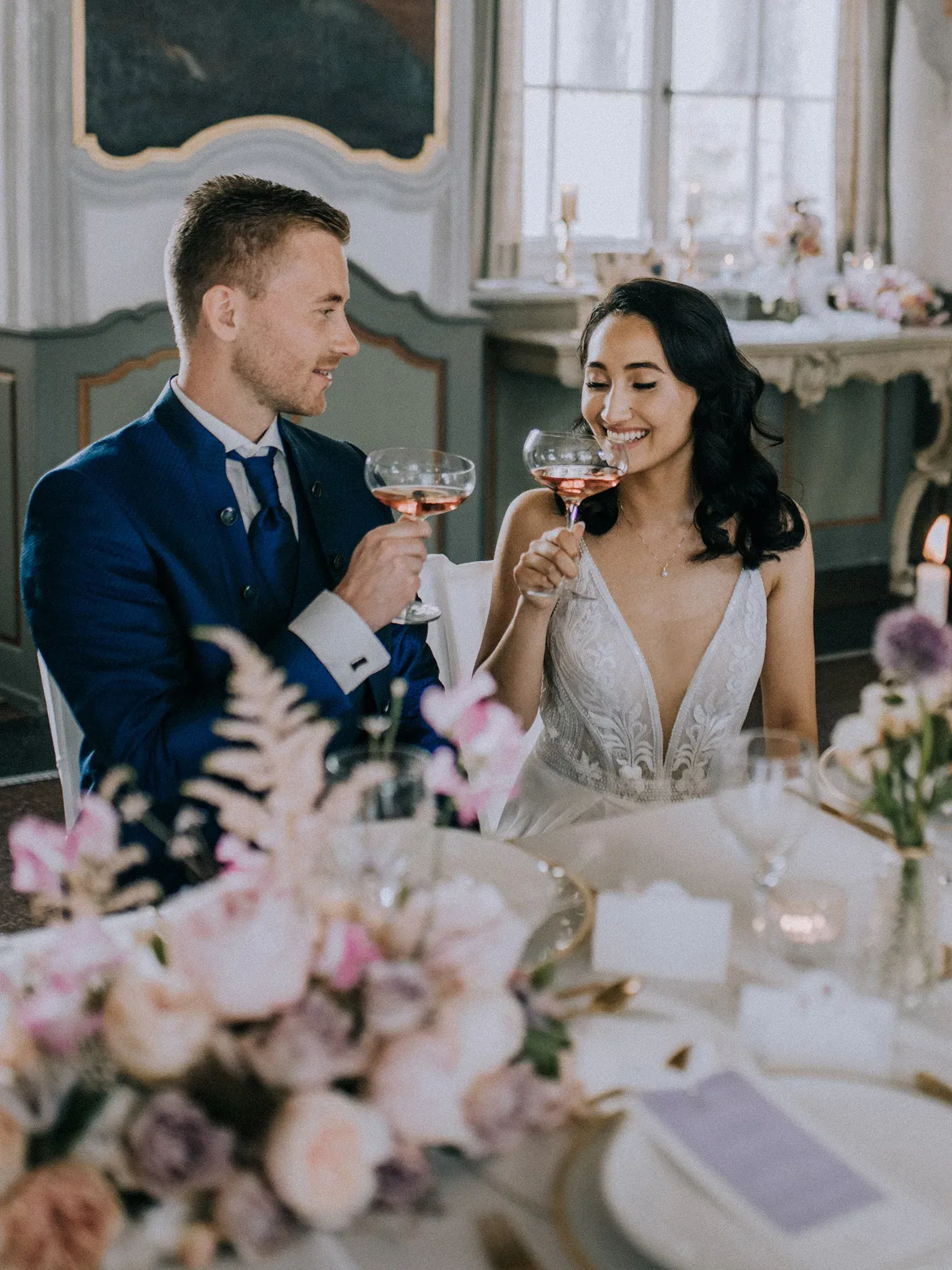 Hochzeitspaar beim anstoßen