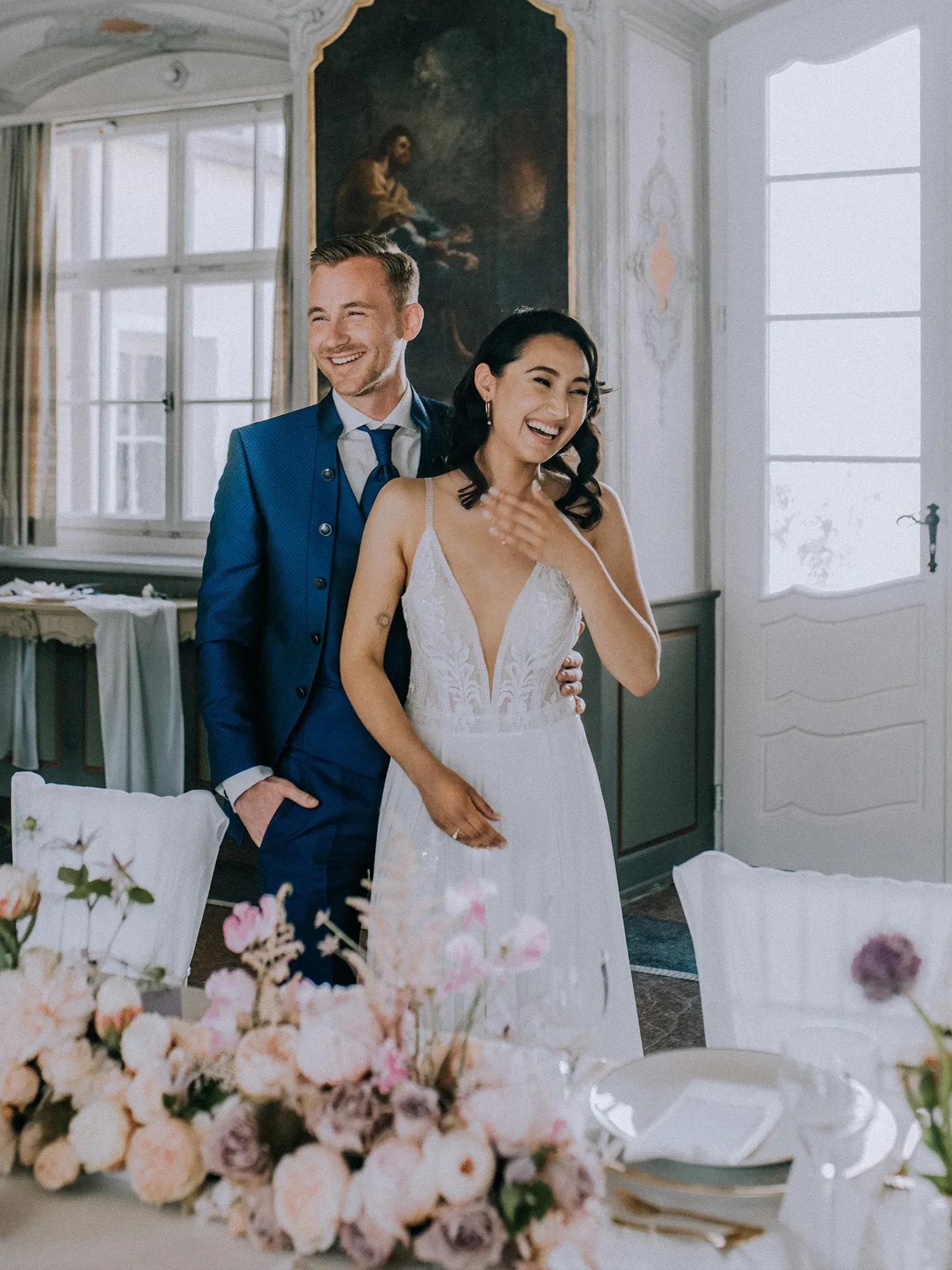 Hochzeitspaar an Hochzeitstafel