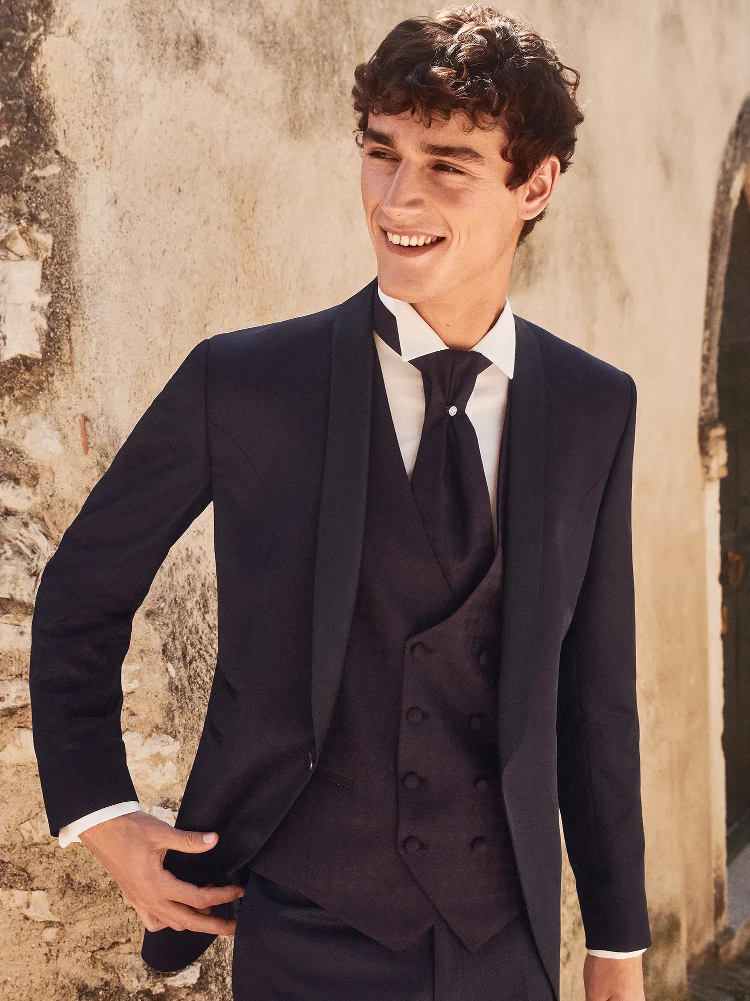 beerenfarbener Hochzeitsanzug Digl