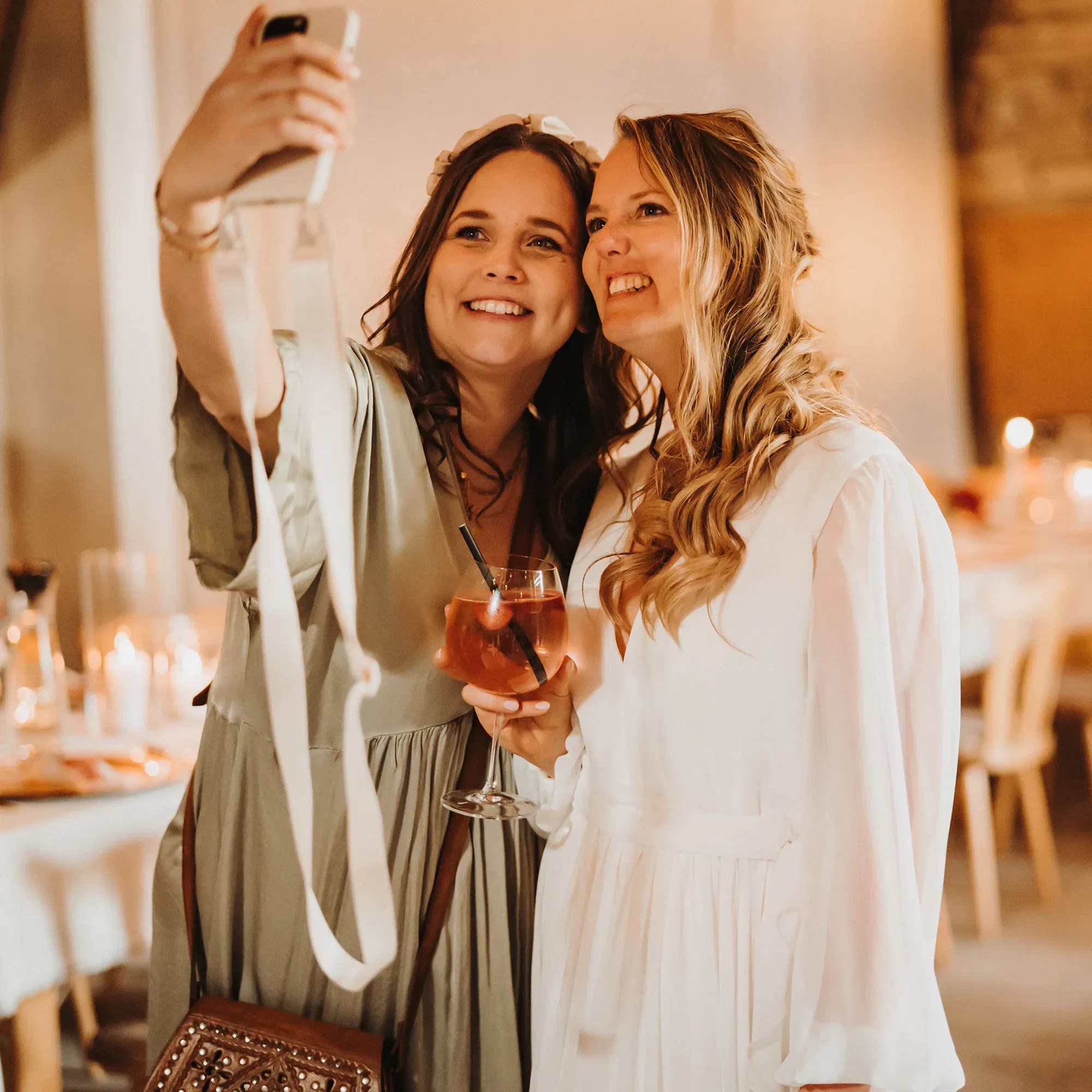 Selfie Braut mit Freundin