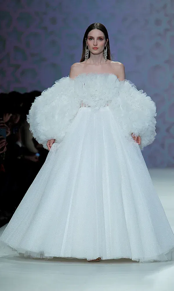 Brautkleid mit Tüll-Ärmeln von Carlo Pignatelli