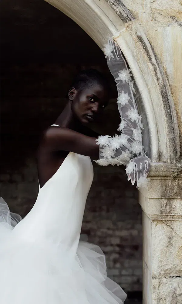 Weiße Handschuhe mit Blumenapplikationen zum Brautkleid von Halfpenny London