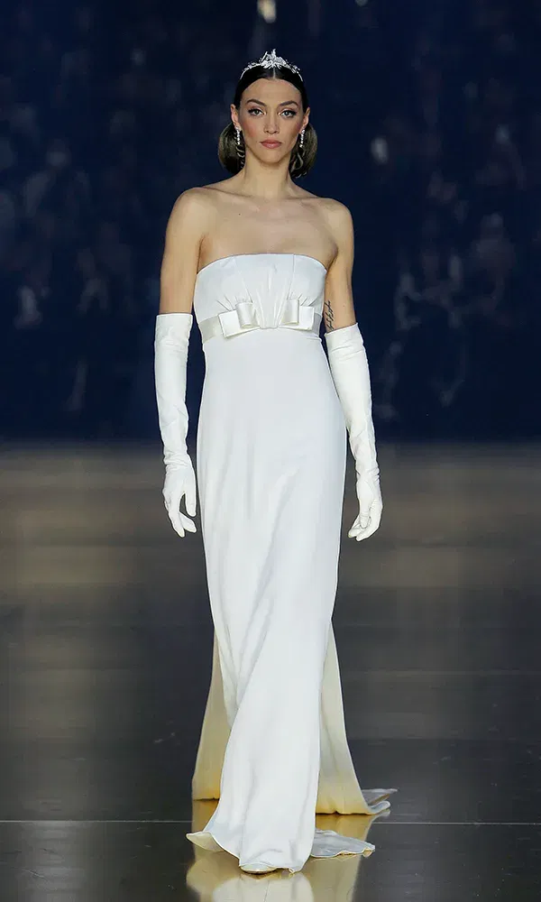 Bandeau Hochzeitskleid mit weißen Handschuhen von Pronovias