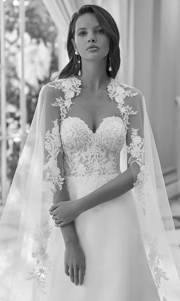 Bandeau Brautkleid mit Cape von Aire Barcelona