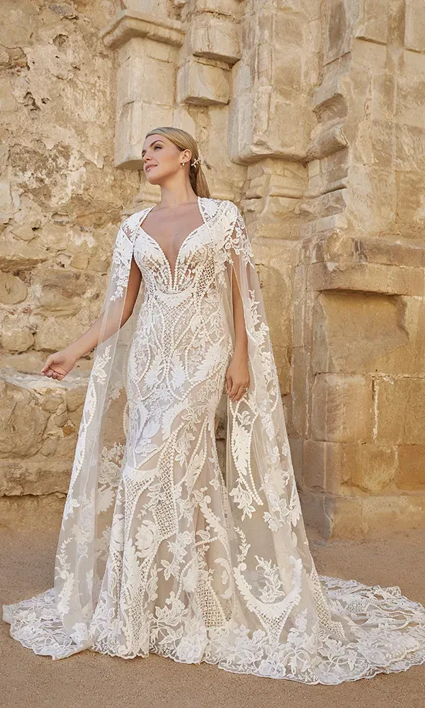 Brautkleid mit Spitzen-Cape von Casablanca