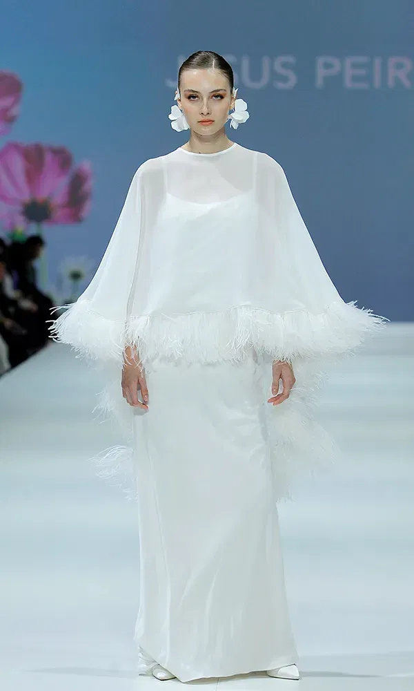 Brautkleid mit Cape von Jesus Peiro