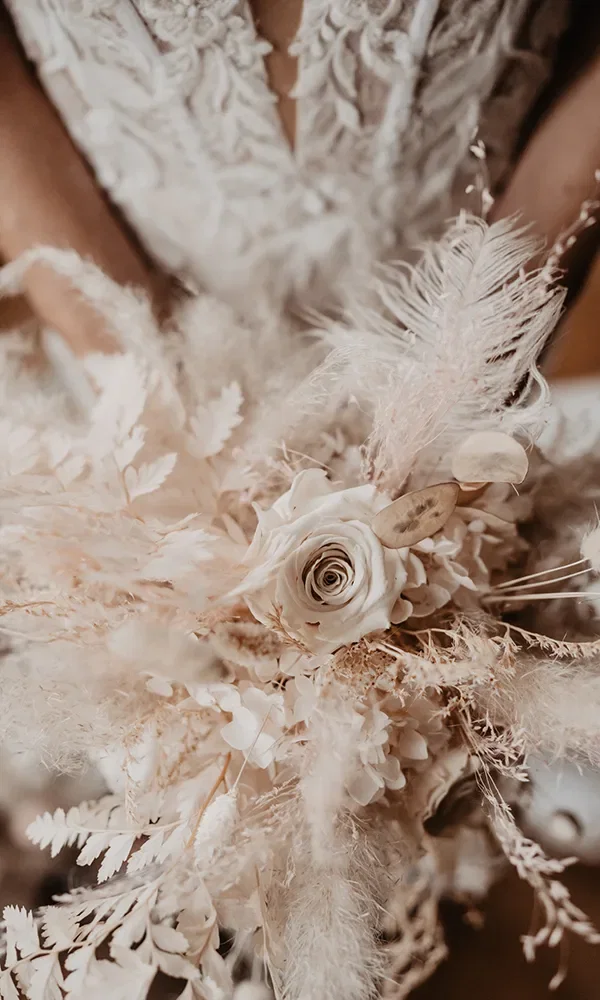 Hochzeitskleid - Fotoshooting - Brautstyling - Hochzeitsaccessoires - Brautschuhe - Brautstrauß