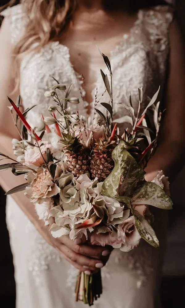 Hochzeitskleid - Fotoshooting - Brautstyling - Hochzeitsaccessoires - Brautschuhe - Brautstrauß