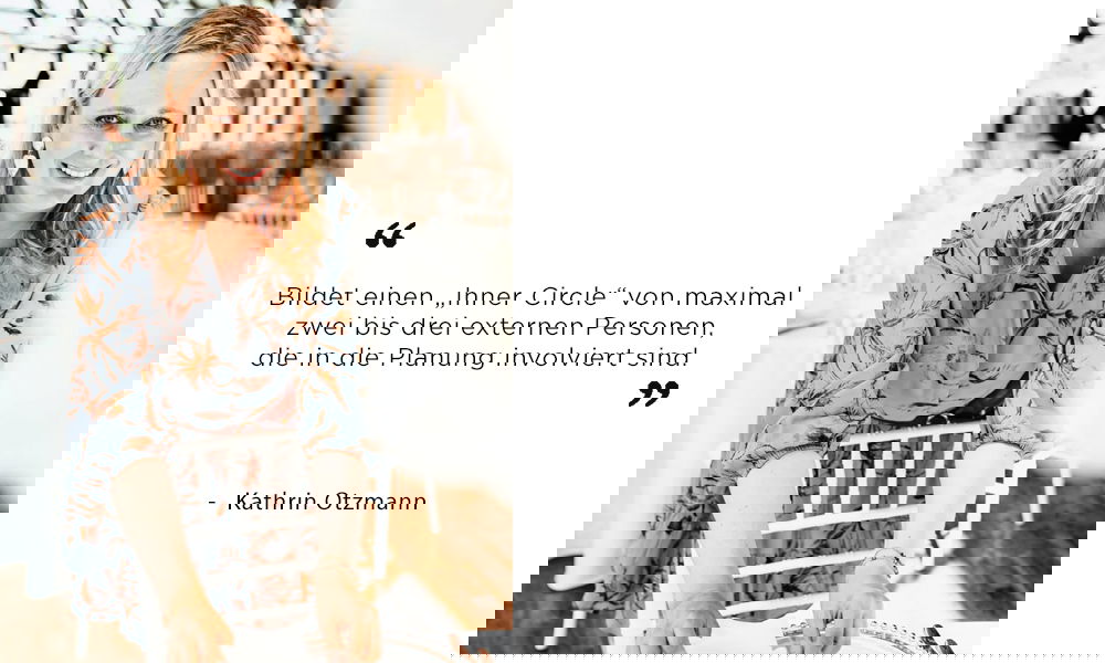 Hochzeitsprofi Kathrin Otzmann richtet einen Tisch ein und rät, nur zwei bis drei externe Personen in die Hochzeitsplanung einzubeziehen.