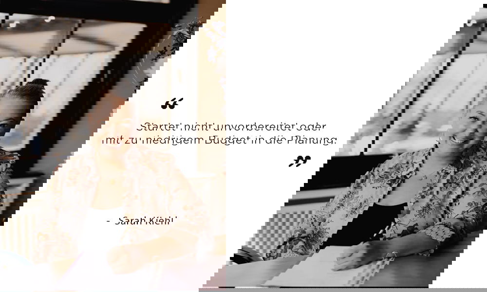 Sarah Kiehl beim Beratungsgespräch in gemütlicher Location – ihr Tipp: Vermeidet Planungsfehler durch schlechte Vorbereitung und zu knappes Budget.