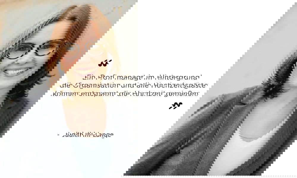 Judith Ihl-Lange vor hellem Hintergrund mit Tipp: Wer einen Profi engagiert, kann sich als Gast ganz auf das Hochzeitsfest konzentrieren.