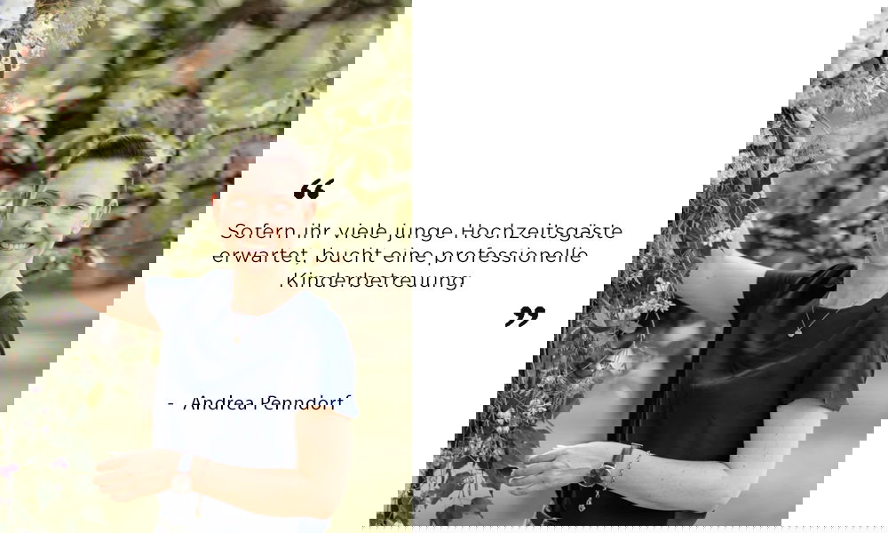 Wedding-Expertin Andrea Penndorf im Grünen mit Hinweis: Für entspannte Feiern bei kinderreichen Hochzeiten lohnt sich ein Betreuungsservice.