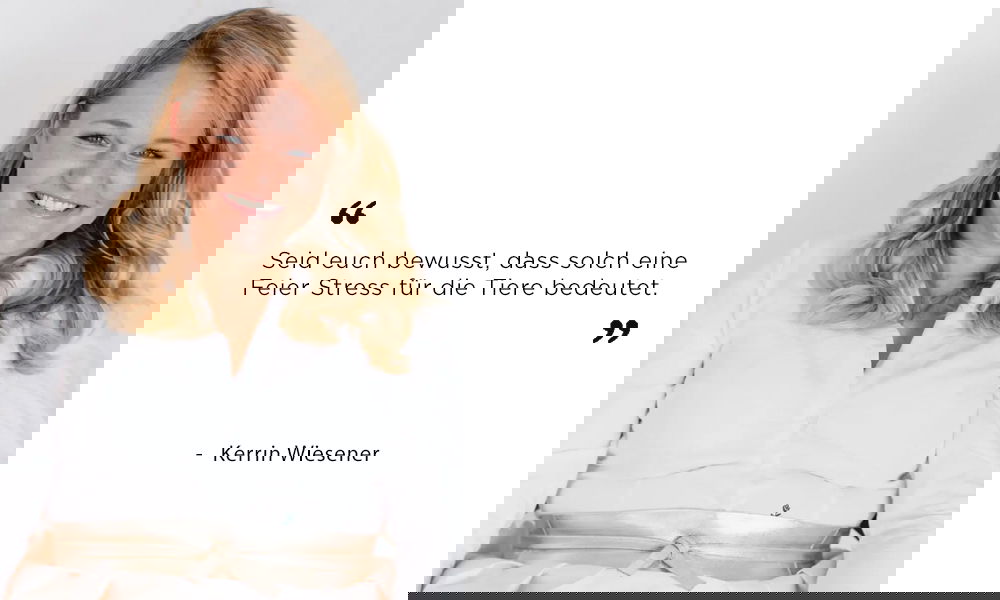 Kerrin Wiesener in hellen Farben mit Hinweis: Achtet bei eurer Hochzeitsplanung auch auf das Wohlbefinden von Tieren im Umfeld.