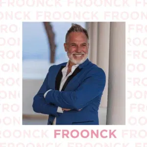 Hochzeitsplaner Froonck schaut in die Kamera.